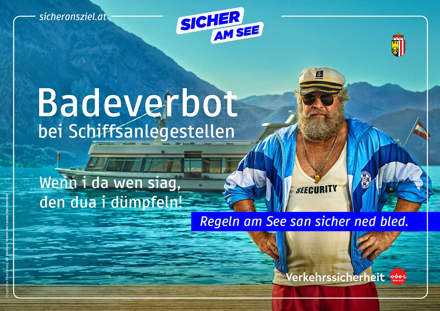 Seecurity Joe erklärt uns die Regeln am See. Im Hintergrund fährt ein Schiff von einer Schiffsanlegestelle ab.