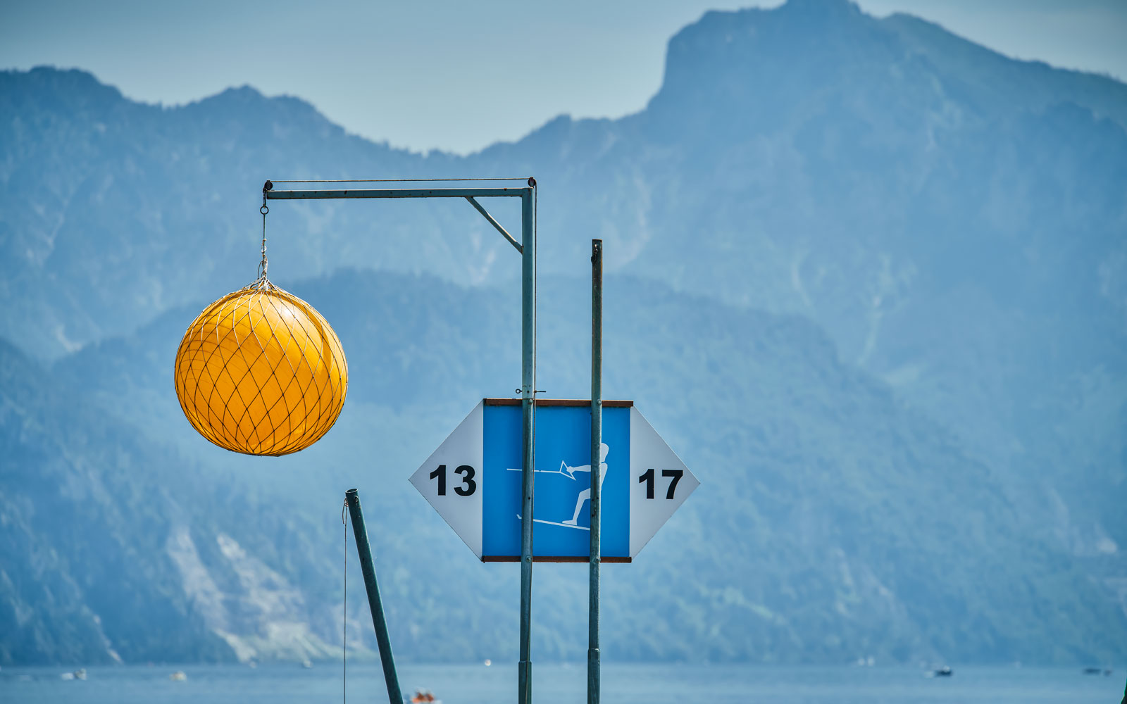 Die Symbole für Wasserski-Betrieb auf einem See in Oberösterreich. Ein gelber Ball und ein blaues Schild mit einem Wasserskifahrer.